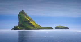 Festhaltende Fotos halten die magischen märchenhaften Landschaften der Färöer fest
