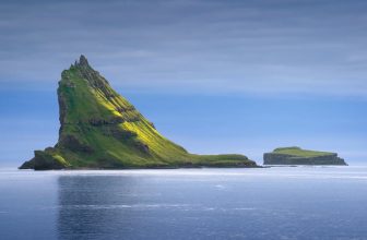 Festhaltende Fotos halten die magischen märchenhaften Landschaften der Färöer fest